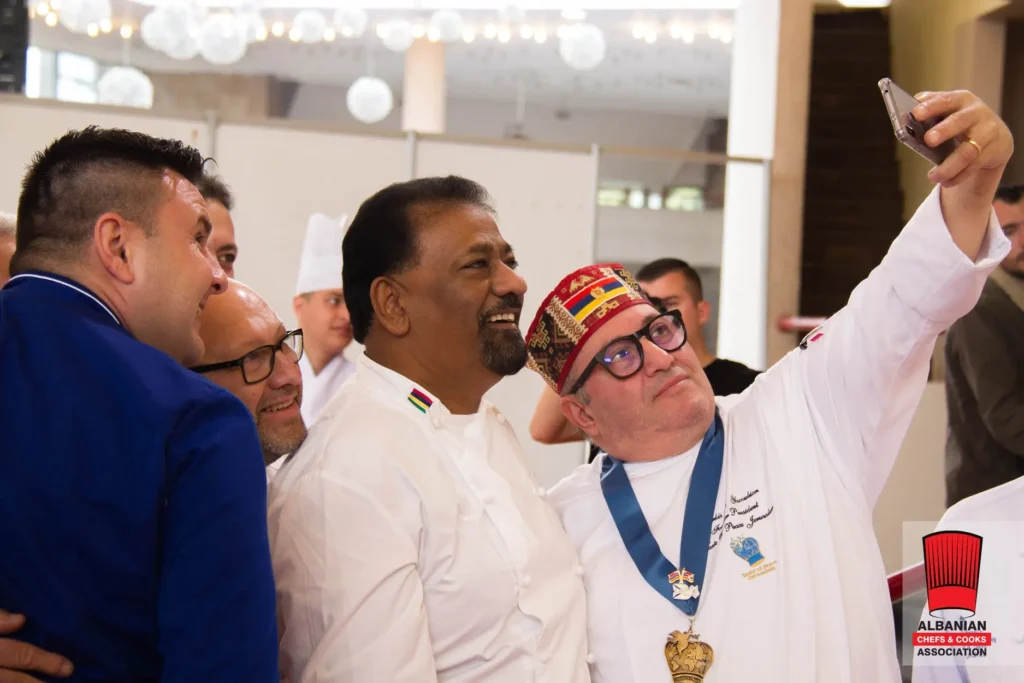 54519124_2290900557832759_420041883083866112_n